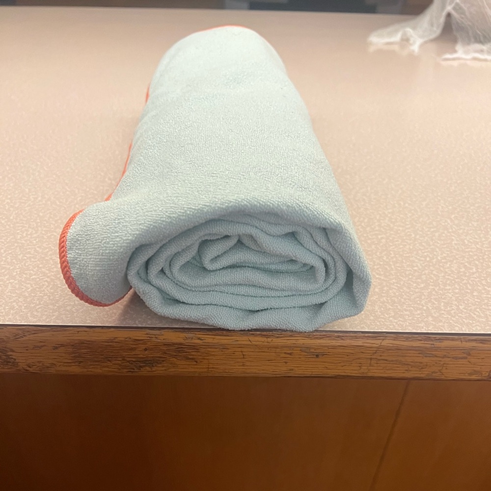 NWOT / has not been washed.Microfiber Yoga Towel Flo Mind fast drying light blue